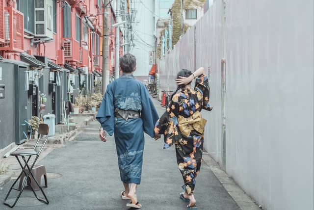 浅草の路地を歩く着物のふたりの後ろ姿