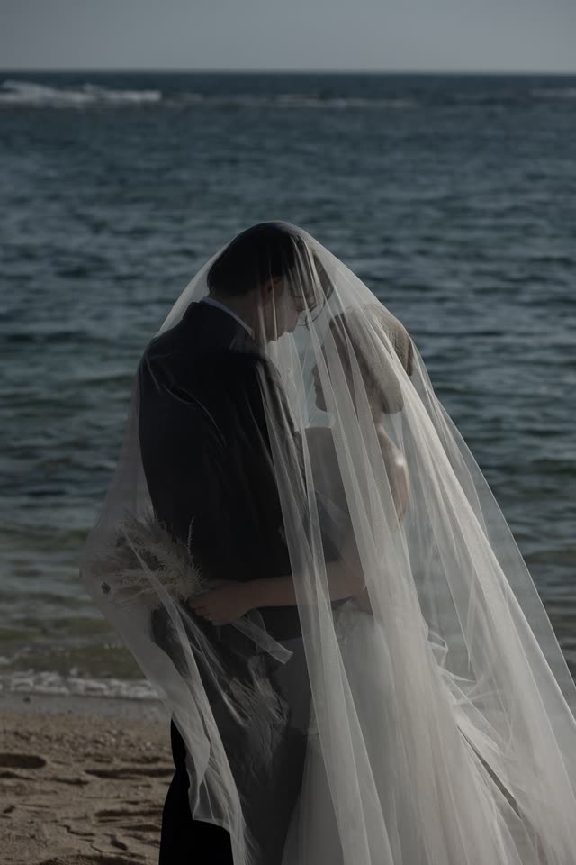 海辺で、ベールをまとう花嫁