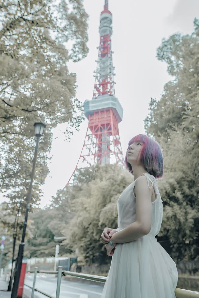 東京タワーを見上げる花嫁