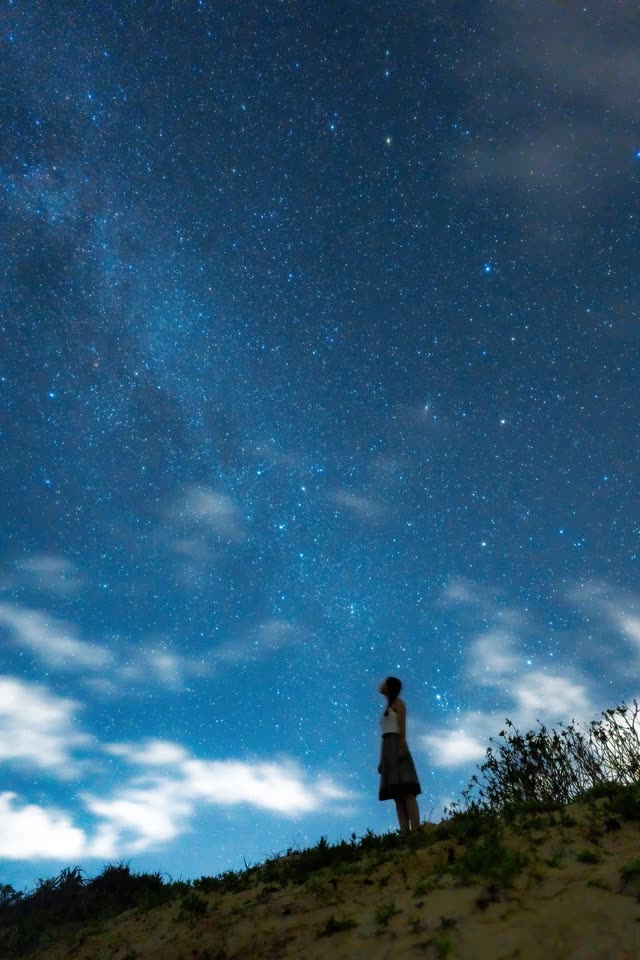 満天の星を見上げる